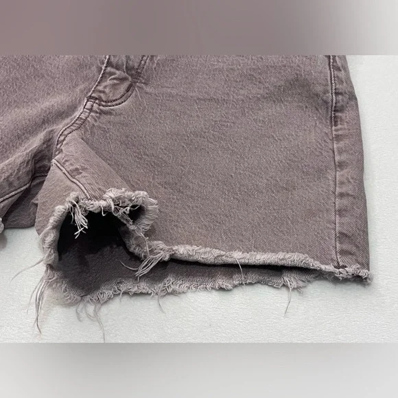 Universal Thread Women’s Distressed Frayed Vintage Midi Denim Mauve Shorts - Picture 4 of 16